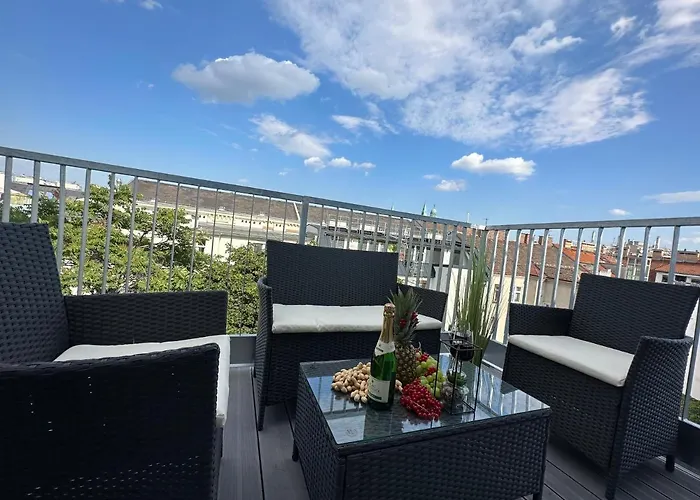 Contemporary Apartment With Stunning Views 20